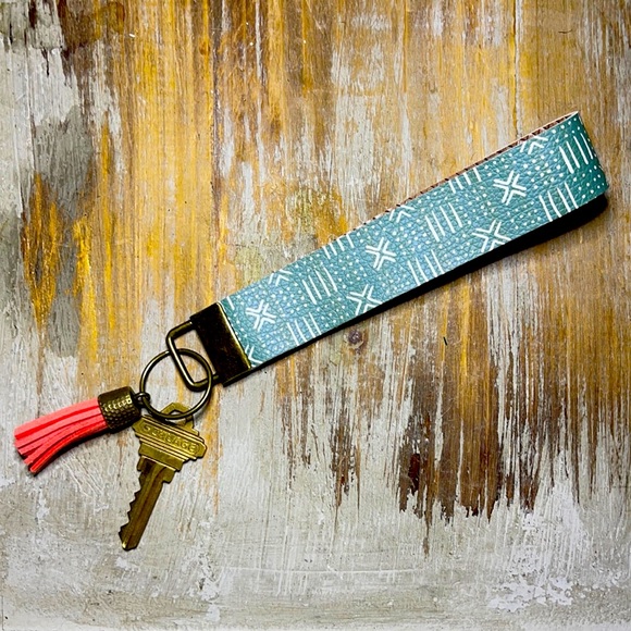 JEWELED ART Handcrafted | Moss Mod Key Wristlet | Fall Collection๐ - Picture 1 of 2